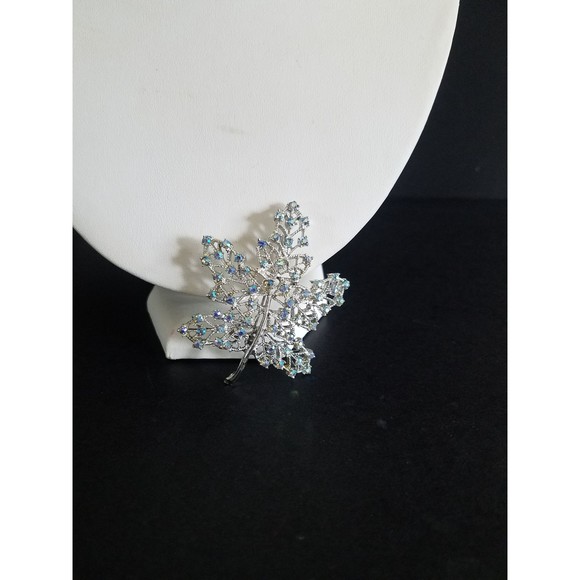 DODDS Rhinestone Maple Leaf Brooch - Picture 2 of 10